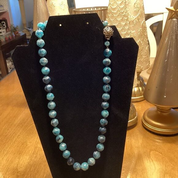 Vintage Blue Tones Acrylic Bead Necklace with Goldtone Push In Clasp - Picture 4 of 7